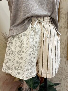 🟠NWT FATE Lightweight Lined Shorts w/Pockets-Neutral Floral/Stripe Print SMALL